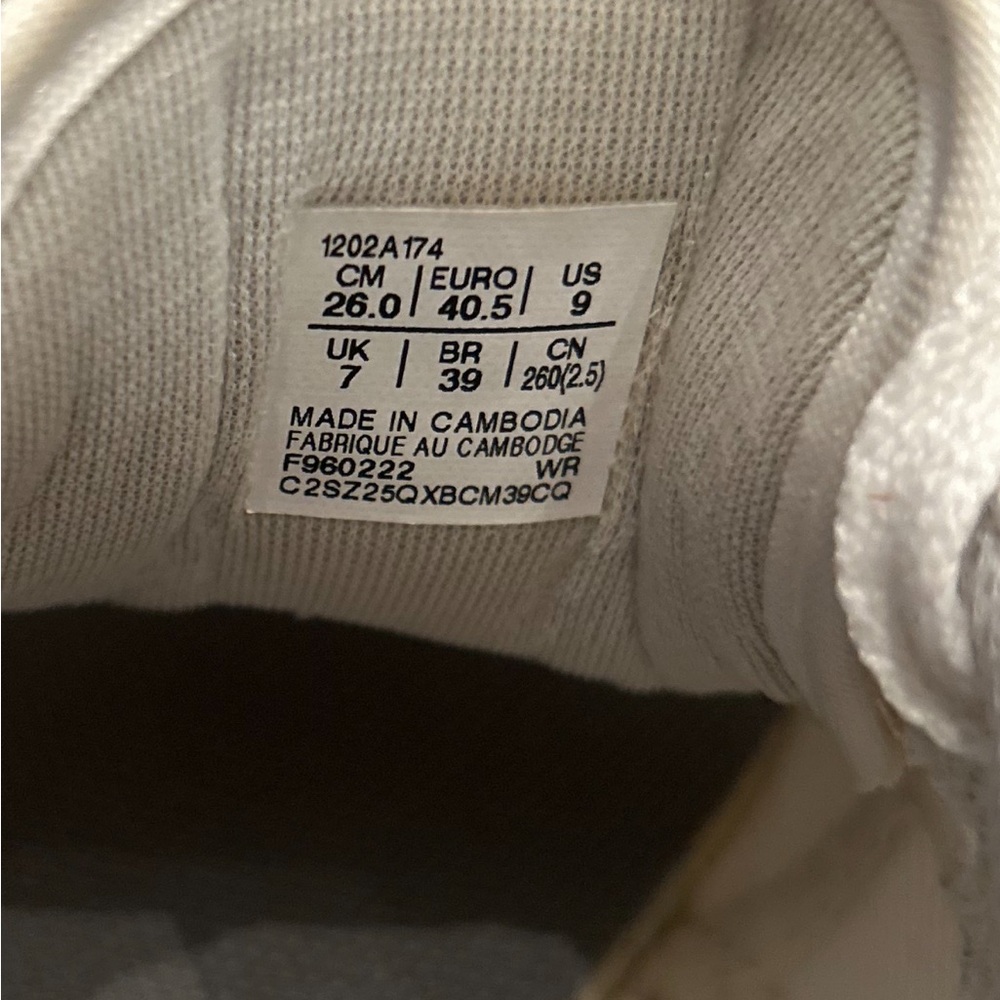 ASICS - Picture 3 of 8